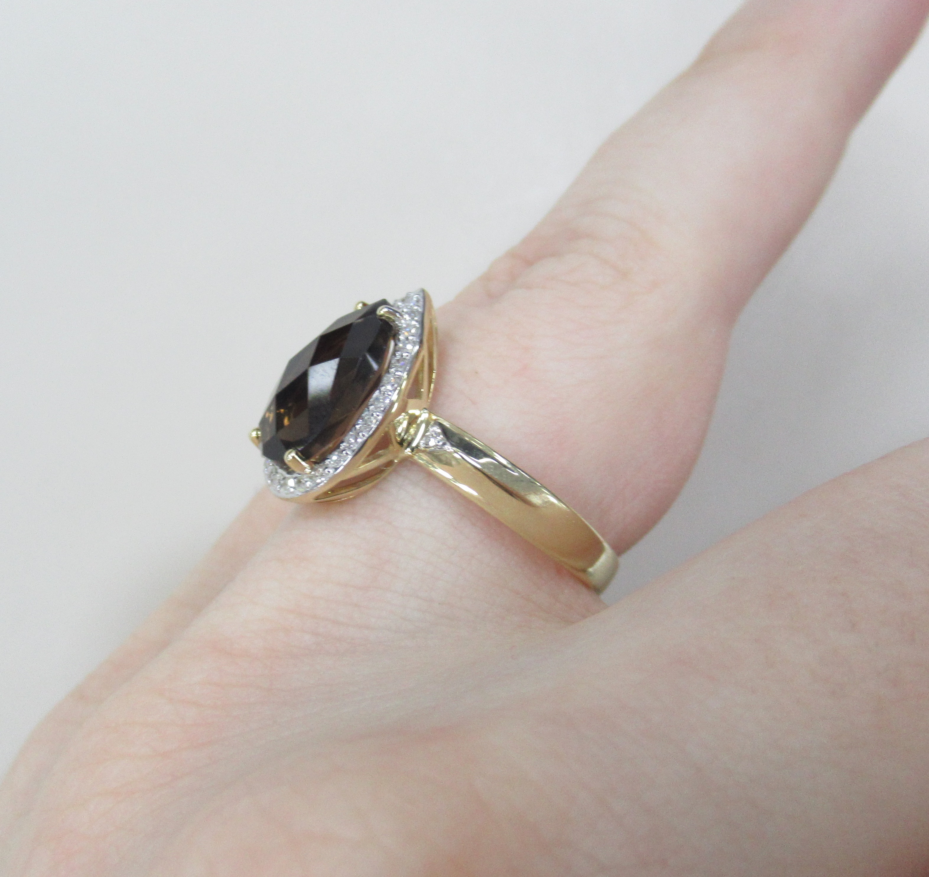 Кольцо из желтого золота с раухтопазом